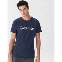 T-shirt z nadrukiem Siemanko - Granatowy. Niebieskie t-shirty męskie marki House, s, z nadrukiem. Za 39,99 zł.
