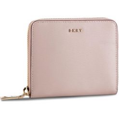 Duży Portfel Damski DKNY - Bryant Sm Zip Around R8313656 Iconic Bls. Różowe portfele damskie DKNY, bez wzorów, ze skóry. W wyprzedaży za 289,00 zł.