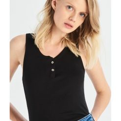 Gładki top - Czarny. Czarne topy damskie Sinsay, s, bez wzorów, bez kołnierzyka. Za 7,99 zł.