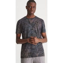 Wzorzysty T-shirt - Czarny. Czarne t-shirty męskie marki Reserved, s, bez wzorów, bez kołnierzyka. Za 49,99 zł.