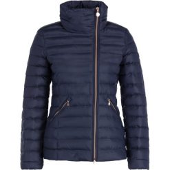 Kurtka puchowa EA7 Emporio Armani 6GTB10 TN01Z 1554. Niebieskie kurtki damskie EA7 Emporio Armani, xl, bez wzorów, z puchu, bez kaptura. W wyprzedaży za 709,00 zł.