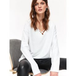 BLUZA NIEROZPINANA DAMSKA GŁADKA. Białe bluzy damskie marki Top Secret, na lato, w paski, z dzianiny. W wyprzedaży za 59,99 zł.