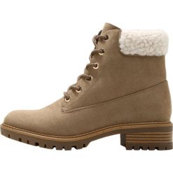 Dorothy Perkins MAXWELL Botki sznurowane taupe. Brązowe buty zimowe damskie Dorothy Perkins, z materiału, na sznurówki. W wyprzedaży za 146,30 zł.