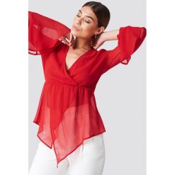 NA-KD Kopertowy top z asymetrycznym dołem - Red. Czerwone topy damskie NA-KD, bez wzorów, z poliesteru, z asymetrycznym kołnierzem. Za 60,95 zł.