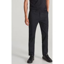Spodnie chino slim fit - Czarny. Czarne spodnie męskie Reserved, m, bez wzorów. Za 129,99 zł.