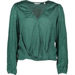 Bluzka "Leaf" w kolorze zielonym. Zielone bluzki damskie NAF NAF, bez wzorów, z wiskozy, klasyczne, bez kołnierzyka, bez rękawów. W wyprzedaży za 79,95 zł.