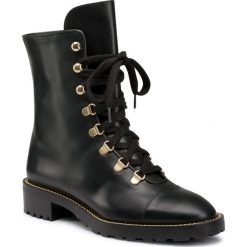 Trapery STUART WEITZMAN - Kolbie S0154 Black. Czarne trapery damskie Stuart Weitzman, ze skóry, bez obcasa, bez zapięcia. Za 3129,00 zł.