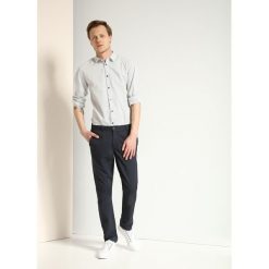 Koszula długi rękaw męska regular fit. Białe koszule męskie Top Secret, na zimę, m, bez wzorów, z bawełny, eleganckie, z klasycznym kołnierzykiem, z długim rękawem. W wyprzedaży za 49,99 zł.