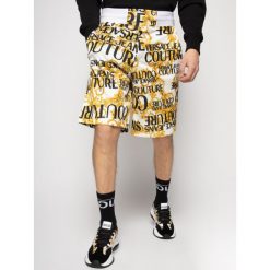 Szorty materiałowe Versace Jeans Couture A4GVA115. Spodenki i szorty męskie Versace Jeans Couture, m, bez wzorów, z bawełny. W wyprzedaży za 749,00 zł.