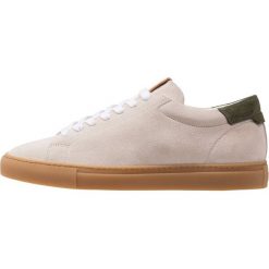 CLOSED Sneakersy niskie white. Białe trampki męskie CLOSED, bez wzorów, ze skóry, bez zapięcia. Za 969,00 zł.