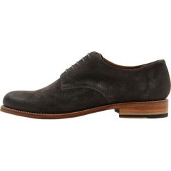 Grenson FINLAY Oksfordki bronze. Brązowe buty wizytowe męskie Grenson, bez wzorów, ze skóry, eleganckie, na sznurówki. W wyprzedaży za 398,65 zł.