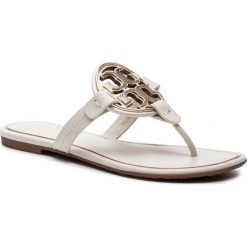 Japonki TORY BURCH - Metal Miller 47617 Bleach/Gold 105. Białe klapki damskie Tory Burch, z aplikacjami, ze skóry, bez obcasa, na obcasie. W wyprzedaży za 799,00 zł.