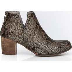 Wężowe botki z suwakiem z tyłu - skóra naturalna - model 501 - kolor wąż. Szare botki damskie Zapato, na lato, z jeansu, klasyczne, przed kostkę, bez obcasa, na obcasie, bez zapięcia. Za 399,00 zł.