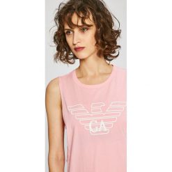 Emporio Armani - Top. Różowe bluzki damskie marki Emporio Armani, s, z nadrukiem, z bawełny, casualowe, z okrągłym kołnierzem, bez rękawów. W wyprzedaży za 179,90 zł.