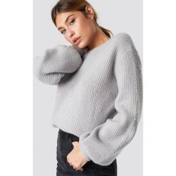 Linn Ahlborg x NA-KD Sweter z głębokim dekoltem na plecach - Grey. Szare bez kategorii Linn Ahlborg x NA-KD, z dzianiny, z dekoltem na plecach. Za 161,95 zł.