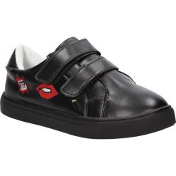 Trampki haftowane casu abo-17. Trampki dziewczęce Casu, z haftami, bez zapięcia. W wyprzedaży za 39,99 zł.