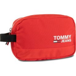 Kosmetyczka TOMMY JEANS - Tjw Cool City Washbag AW0AW07490 XA8. Czerwone kosmetyczki męskie Tommy Jeans, bez wzorów, z jeansu. W wyprzedaży za 119,00 zł.