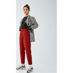 Gładkie spodnie paperbag. Szare spodnie damskie marki Pull&Bear. Za 69,90 zł.