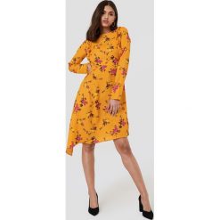 NA-KD Asymetryczna sukienka z falbankami - Orange,Multicolor. Pomarańczowe długie sukienki marki NA-KD, z poliesteru, z asymetrycznym kołnierzem, z długim rękawem, asymetryczne. W wyprzedaży za 60,89 zł.