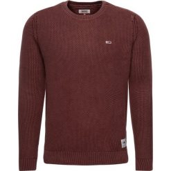Sweter Tommy Jeans Tjm Garment Dye DM0DM07128. Niebieskie swetry męskie Tommy Jeans, m, bez wzorów, z jeansu, klasyczne, z klasycznym kołnierzykiem, bez kaptura. W wyprzedaży za 279,00 zł.