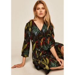 Medicine - Sukienka Soft Resort. Czarne sukienki damskie MEDICINE, na co dzień, s, bez wzorów, z wiskozy, casualowe, bez kołnierzyka, bez rękawów, mini, rozkloszowane. Za 119,90 zł.