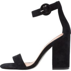 Steve Madden FRIDAY Sandały na obcasie black. Czarne rzymianki damskie Steve Madden, z materiału, na obcasie. Za 459,00 zł.