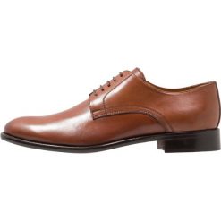 Florsheim RUSSELL Eleganckie buty tan. Pomarańczowe buty wizytowe męskie marki Florsheim, bez wzorów, ze skóry, eleganckie, na sznurówki. Za 779,00 zł.