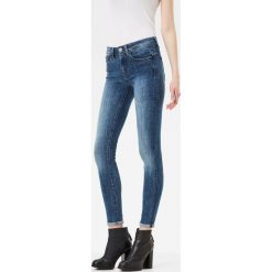 G-Star Raw - Jeansy. Niebieskie jeansy damskie G-Star RAW, m, bez wzorów, z elastanu, z podwyższonym stanem. W wyprzedaży za 299,90 zł.