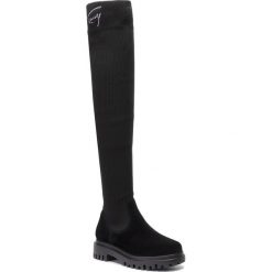 Muszkieterki TOMMY JEANS - Tommy Signature Long Boot EN0EN00634 Black 990. Czarne kozaki damskie Tommy Jeans, z jeansu, bez obcasa, na obcasie, bez zapięcia. W wyprzedaży za 399,00 zł.