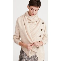 Sweter z szalem - Kremowy. Białe swetry damskie Reserved, s, bez wzorów, bez rękawów, bez kaptura. Za 139,99 zł.