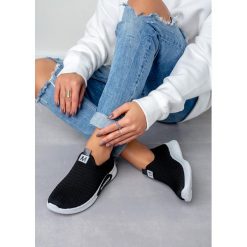 Czarne buty sportowe wsuwane casu 20p5/m. Czarne buty dziewczęce sportowe Casu, bez wzorów, z materiału, bez zapięcia. Za 44,99 zł.
