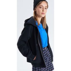 Rozpinana bluza z kapturem - Czarny. Czarne bluzy damskie z kapturem marki Cropp, s. Za 89,99 zł.