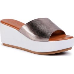 Klapki INUOVO - 123026 Pewter. Żółte klapki damskie Inuovo, bez wzorów, ze skóry, bez obcasa, na koturnie. W wyprzedaży za 179,00 zł.