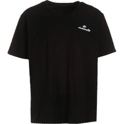 Czarna Koszulka Arasine. Czarne koszulki męskie Born2be, xl, z napisami, z dzianiny, eleganckie, bez kołnierzyka, z krótkim rękawem, krótkie. Za 49,99 zł.