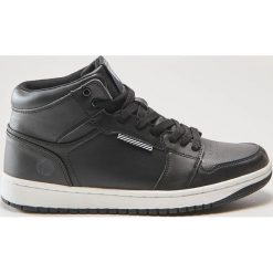Sneakersy za kostkę - Czarny. Czarne sneakersy męskie marki House, za kostkę, bez zapięcia. Za 159,99 zł.