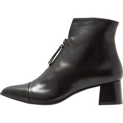 Paco Gil ADELE Botki black. Czarne botki damskie marki Paco Gil, ze skóry, klasyczne, bez obcasa, bez zapięcia. Za 969,00 zł.