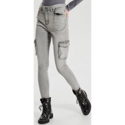 Jeansy high waist z łańcuchem - Jasny szary. Szare jeansy damskie Cropp, z jeansu, z podwyższonym stanem. W wyprzedaży za 59,99 zł.
