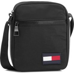 Saszetka TOMMY HILFIGER - Sport Mix Mini Reporter AM0AM04242 002. Czarne torby męskie skórzane marki TOMMY HILFIGER, bez wzorów, z materiału, młodzieżowe. Za 319,00 zł.