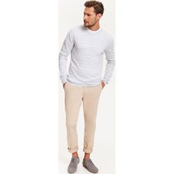 SWETER DŁUGI RĘKAW MĘSKI. Szare swetry męskie Top Secret, na lato, xl, w paski, z wełny, biznesowe, z dekoltem w serek, bez kaptura. W wyprzedaży za 39,99 zł.