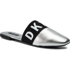 Klapki DKNY - Dawn K1929851 Silver. Szare klapki damskie DKNY, bez wzorów, ze skóry ekologicznej, bez obcasa, na obcasie. W wyprzedaży za 319,00 zł.