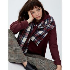 Bluza z kapturem z prążkowanego materiału. Czerwone bluzy damskie marki Pull&Bear, bez wzorów, prążkowane, bez rękawów, z kapturem. Za 59,90 zł.