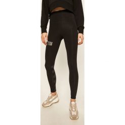 New Balance - Legginsy. Czarne spodnie damskie New Balance, s, z nadrukiem, z elastanu. W wyprzedaży za 139,90 zł.