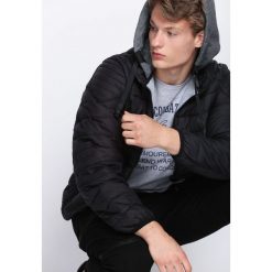 Czarna Kurtka Over My Head. Czarne kurtki męskie pikowane marki Born2be, m, z nadrukiem, z dresówki, z kapturem. Za 74,99 zł.