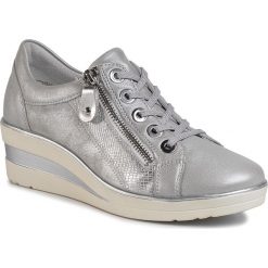 Półbuty REMONTE - R7206-91 Silber/Platin. Szare półbuty damskie Remonte, bez wzorów, ze skóry ekologicznej, bez obcasa, na koturnie, bez zapięcia. Za 329,00 zł.