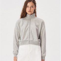 Krótka bluza z półgolfem - Jasny szary. Szare bluzy damskie Sinsay, xl, bez wzorów, z krótkim rękawem, krótkie, bez kaptura. W wyprzedaży za 24,99 zł.