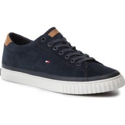 Tenisówki TOMMY HILFIGER - Essential Textured Vulc Suede FM0FM02375 Midnight 403. Niebieskie półbuty męskie TOMMY HILFIGER, bez wzorów, ze skóry, bez zapięcia. W wyprzedaży za 299,00 zł.