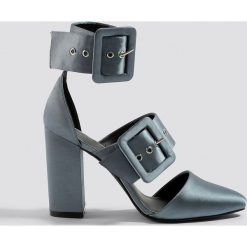 NA-KD Shoes Czółenka na słupku z klamrami - Grey. Szare buty ślubne damskie NA-KD Shoes, w paski, na wysokim obcasie, na obcasie. W wyprzedaży za 113,37 zł.