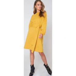 Sukienki: NA-KD Trend Sukienka oversize z wiązaniem w talii – Yellow