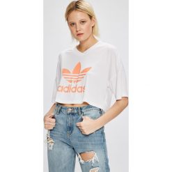 Adidas Originals - Top. Białe topy damskie marki adidas Originals, z nadrukiem, z poliesteru, z okrągłym kołnierzem. W wyprzedaży za 119,90 zł.