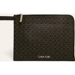 Calvin Klein - Kopertówka. Czarne kopertówki damskie Calvin Klein, na co dzień, bez wzorów, ze skóry ekologicznej, casualowe, duże, bez dodatków. W wyprzedaży za 179,90 zł.